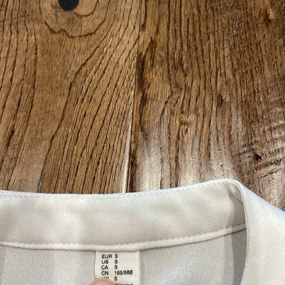 White blouse with lace cap sleeves Sz s - Picture 3 of 4